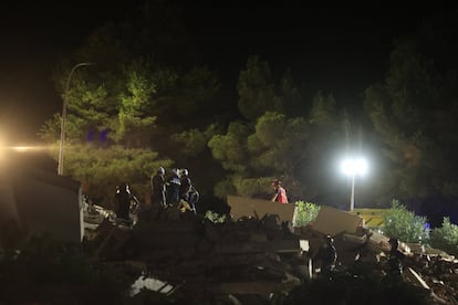 Miembros del cuerpo de bomberos trabajan durante las labores de rescate.