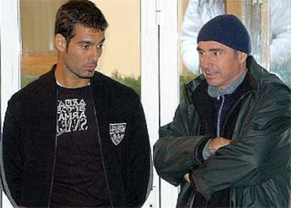 Josep Guardiola, con Lluís Llach ayer en Roda de Ter, durante el velatorio.