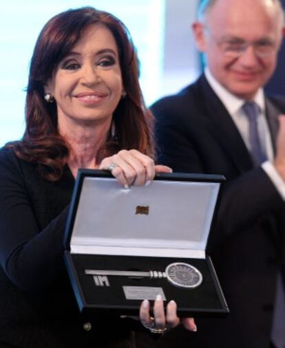  Cristina Fern&aacute;ndez, recibe las Llaves de la Ciudad de Montevideo.