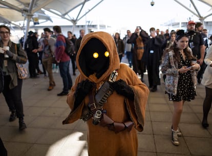 Un seguidor de 'Star Wars' vestido como Jawa llega al centro de convenciones de Londres donde se está celebrando el encuentro dedicado a la saga de ficción.