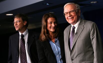Bill y Melinda Gates, junto a Warren Buffet en Nueva York en junio de 2006, en la firma de la donación de 31.000 millones de dólares por parte de Buffett a la fundación Gates.