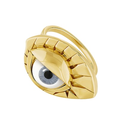 La colección Mareye de Aristocrazy tiene como protagonista a un gran ojo de iris azul. El anillo de plata de primera ley bañado en oro se mueve entre el surrealismo y los clásicos amuletos. Su precio es de 149 euros