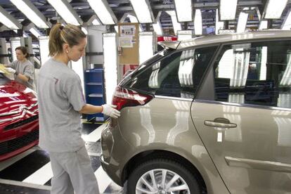 Empleados de la empresa automovilística Citroën en la cadena de montaje.