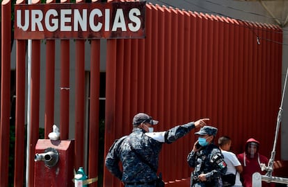 Personal de la Guardia Nacional fuera del hospital Enrique Cabrera, en Ciudad de México.