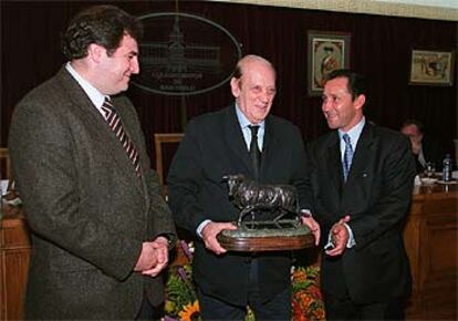 De izquierda a derecha, Joaquín Vidal (hijo), Antoñete y César Rincón, con el I Premio Joaquín Vidal.