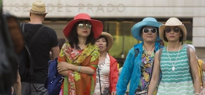 Turistas asiáticas ante el Museo del Prado en Madrid.