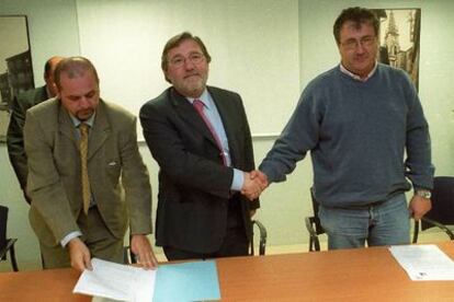 Antton Zubiaurre, en el centro, durante la firma en 2003 del polígono audiovisual Zinealdea, aún sin construir.