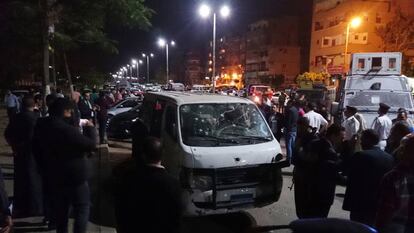 La furgoneta policial tiroteada en Helwan, al sur de la capital egipcia.