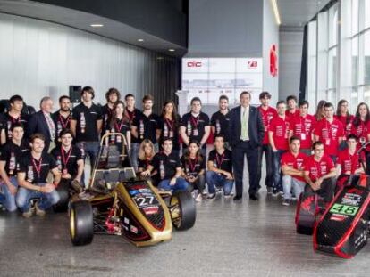 El diputado general de Bizkaia y presidente de AIC, José Luis Bilbao, en el centro, este martes rodeado por los equipos de Formula Student. 