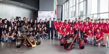 El diputado general de Bizkaia y presidente de AIC, José Luis Bilbao, en el centro, este martes rodeado por los equipos de Formula Student. 