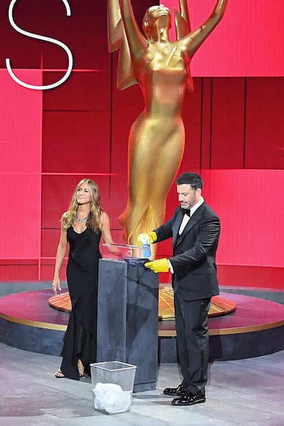 Jennifer Aniston, que horas antes de la ceremonia compartió con sus seguidores sus preparativos para esta particular edición, apareció en el plató junto a Jimmy Kimmel ataviada con un discreto slip dress negro de Dior.