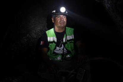 Heradio durante su jornada de trabajo en la mina de carbón