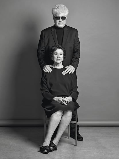 Julieta Serrano junto a Pedro Almodóvar