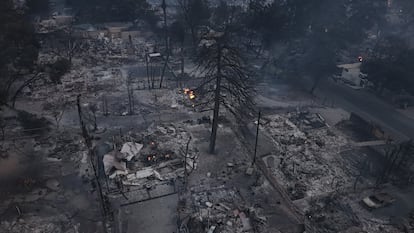 Vista area tomada con un dron que muestra la destruccin en Lake Ave, al norte de Altadena Ave, tras el incendio forestal de Eaton, el 8 de enero.