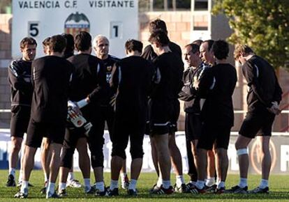 Los jugadores del Valencia, ayer en el entrenamiento.