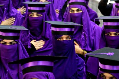 Estudiantes afganas asisten a su ceremonia de graduación en la Universidad de Kandahar (Afganistán).