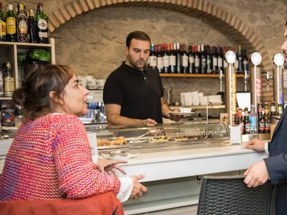 Luis Salaya, alcalde de Cáceres, conversa con una vecina en la cafetería del hotel Alfonso IX. 
