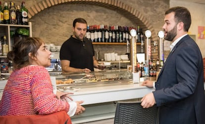 Luis Salaya, alcalde de Cáceres, conversa con una vecina en la cafetería del hotel Alfonso IX. 