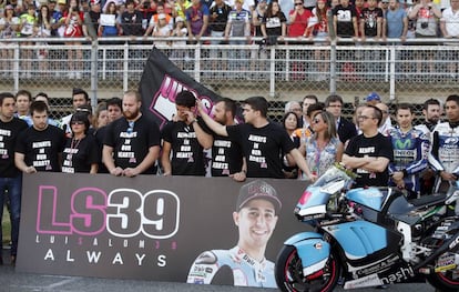 Jesko Raffin, compañero de Salom, recibe el apoyo de los miembros del equipo durante el minuto de silencio dedicado al piloto en Montmeló.