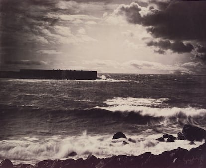 El Palacio Real reúne por primera vez la serie completa de quien está considerado una de las figuras de la fotografía europea del siglo XIX. En la imagen, 'La gran ola', de 1857.