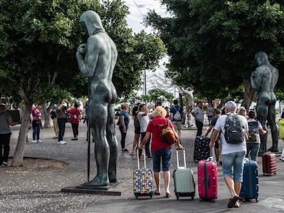 Turistas en torno al Monumento a los Caídos en Santa Cruz de Tenerife en noviembre de 2022.