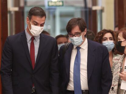 El presidente del Gobierno, Pedro Sánchez junto al ministro de Sanidad, Salvador Illa y la vicepresidenta primera del Gobierno, Carmen Calvo, el pasado 28 de octubre en el Congreso de los Diputados, en Madrid, (España).