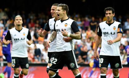 Los jugadores del Valencia celebran un gol.