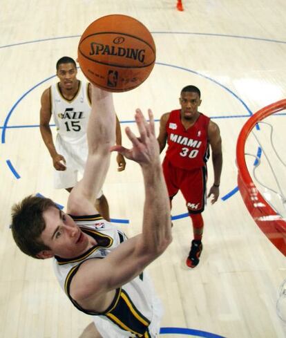 Gordon Hayward, de los Jazz, captura un rebote.