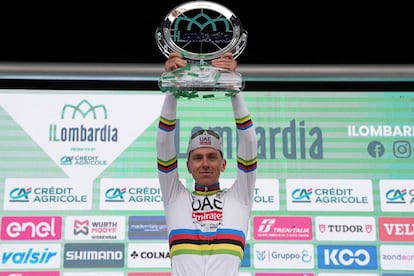 El esloveno Tadej Pogacar, vigente campeón del mundo, celebra en el podio su victoria en Il Lombardia, Vuelta a Lombardía, en Como, Italia, este sábado.