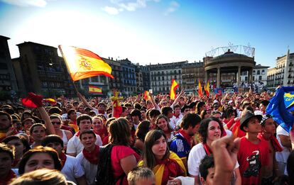 La gente de Pamplona, pocos minutos antes de que empezara el partido más importante de la historia de España.