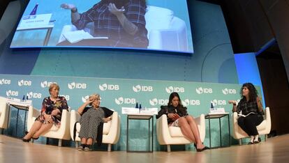 Bachelet, Carmena, Córdoba y Varon, durante la charla.