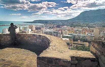 Vista de la localidad de Denia y la playa desde el castillo.