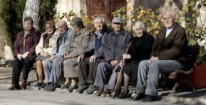 Un grupo de pensionistas sentados en un banco
