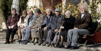 Un grupo de pensionistas sentados en un banco