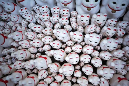 Figurillas de gato llamadas "maneki-neko" en el templo de Gotokuji, en Tokio. El templo de Gotokuji de Tokio ha atraído durante mucho tiempo a los visitantes por las miles de estatuillas de gatos blancas, que se dice traen buena suerte.