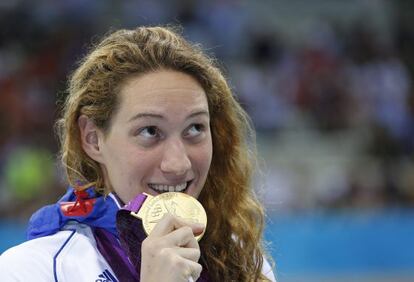 Camille Muffat con su oro de 400m libre en Londres 2012.