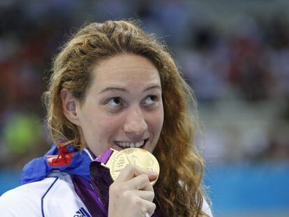 Camille Muffat con su oro de 400m libre en Londres 2012.