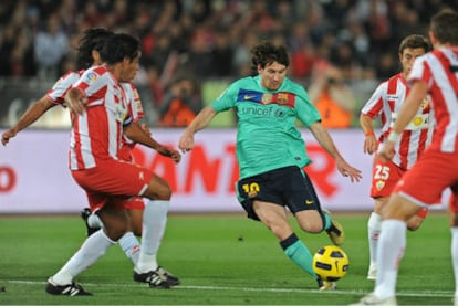 Messi busca el disparo en la frontal del área rodeado de defensores del Almería.