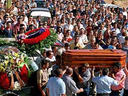 Imagen del cortejo fúnebre de Martín Díaz Prieto, ayer en Burguillos.