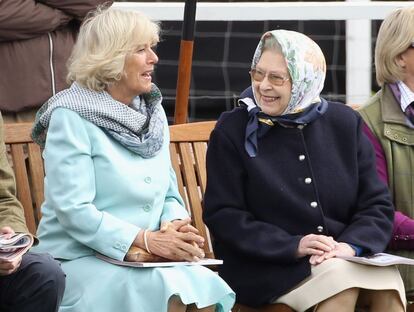 La reina Isabel II charla con su nuera Camilla, duquesa de Cornwall, durante una exhibición hípica en Windsor el 12 de mayo de 2011.