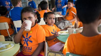 Niños durante la hora de la comida en el casal de agosto en la escuela Vedruna de Barcelona