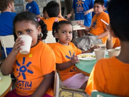 Niños durante la hora de la comida en el casal de agosto en la escuela Vedruna de Barcelona