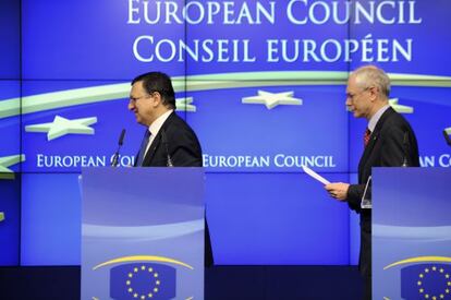Herman van Rompuy (derecha) y José Manuel Barroso, el viernes en Bruselas.