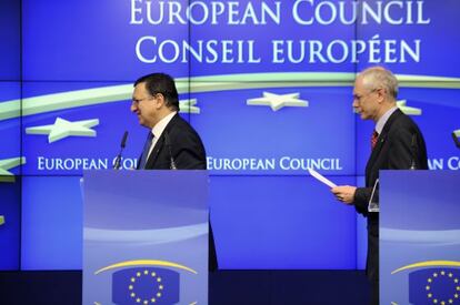 Herman van Rompuy (derecha) y Jos Manuel Barroso, el viernes en Bruselas.