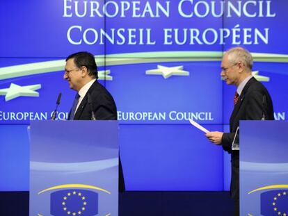 Herman van Rompuy (derecha) y José Manuel Barroso, el viernes en Bruselas.
