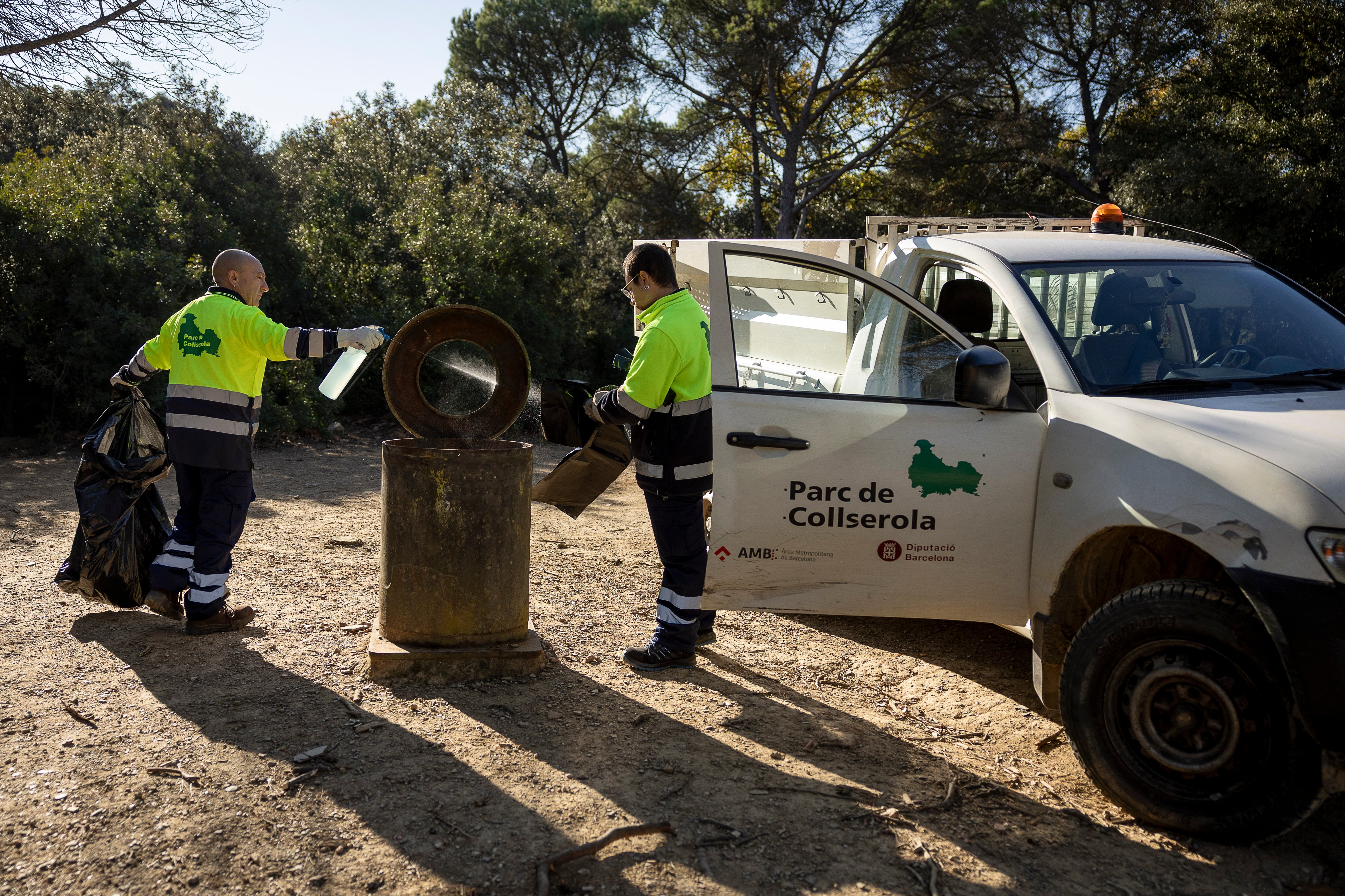 Una brigada del Parc de Collserola desinfecta las basuras del área de Can Coll. [ALBERT GARCIA]