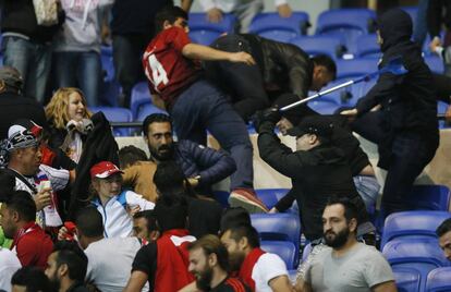 Pelea entre los hincas del Lyon y el Besiktas. 