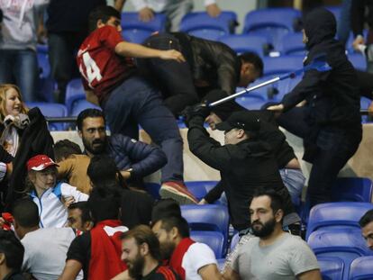 Pelea entre los hincas del Lyon y el Besiktas. 