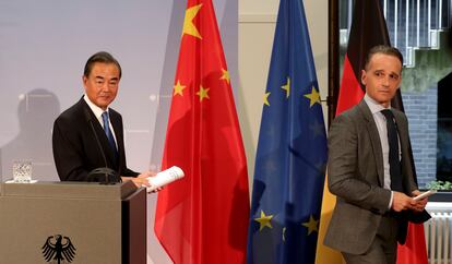 Los ministros de Exteriores de China, Wang Yi, y de Alemania, Heiko Maas, tras una reunión en Berlín.
