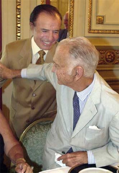 El ex presidente Menem (izquierda) saluda a José Martínez de Hoz, en 2003.